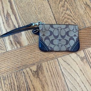 SIGNATURE COACH CANVAS CORNER ZIP BROWN WRISTLET